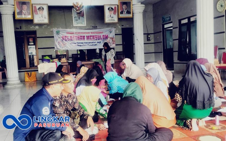 Ibu-Ibu PKK Desa Kenep Antusias Ikuti Pelatihan Menyulam untuk Tingkatkan Keterampilan dan Ekonomi Keluarga